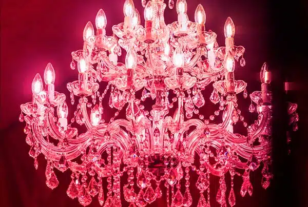 Ein Kronleuchter in pinken Licht