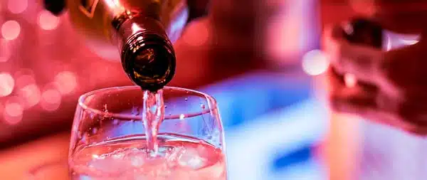 Nahaufnahme von einem Glas das mit Wein gefüllt wird
