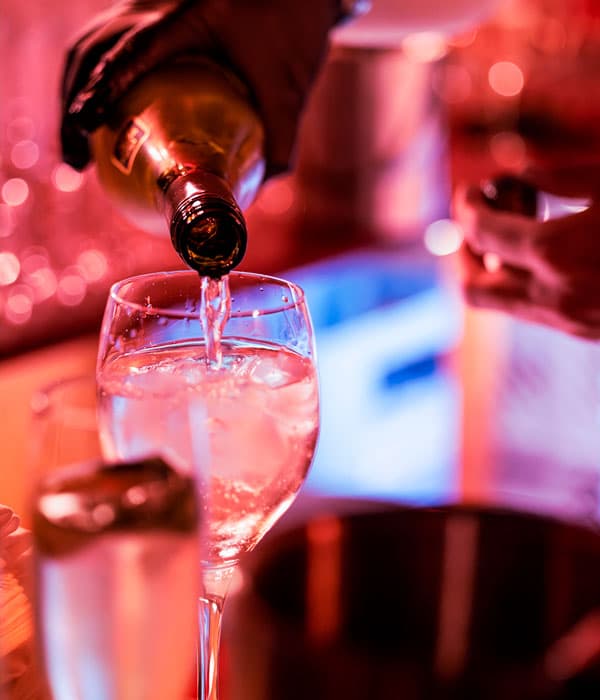 Kellner füllt Wein in ein Glas