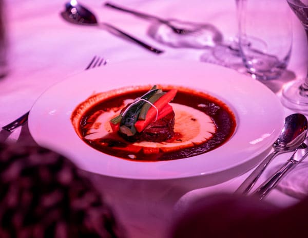 Abendessen aus Fleisch und Gemüse angerichtet auf dem Tisch mit Besteck