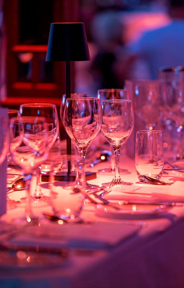 Tisch gedeckt mit Weingläsern und Gedeck