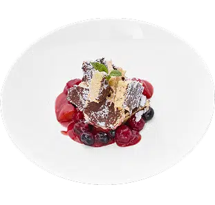 Hullis-Menü, Dessert des Fischmenüs, mit Beeren garniert