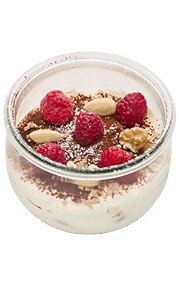 Kindermenü Dessert, mit Himbeeren garnierte Creme