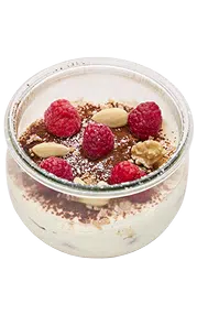 Kindermenü Dessert, mit Himbeeren garnierte Creme