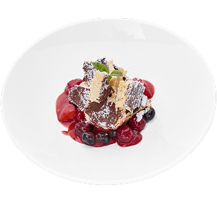 Hullis Menü, veganes Dessert mit Beeren garniert